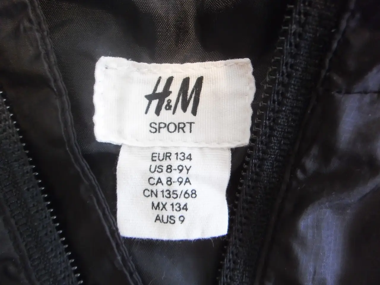 Billede 3 - Sommerjakke, str. 134, sort, mrk. H&M sport
