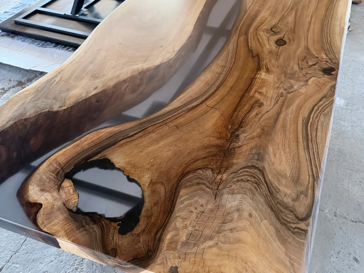 Billede 1 - Epoxy spisebord i valnød med røget/grå river