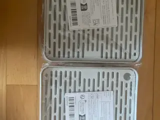 2 små toiletter med rist til gnaver