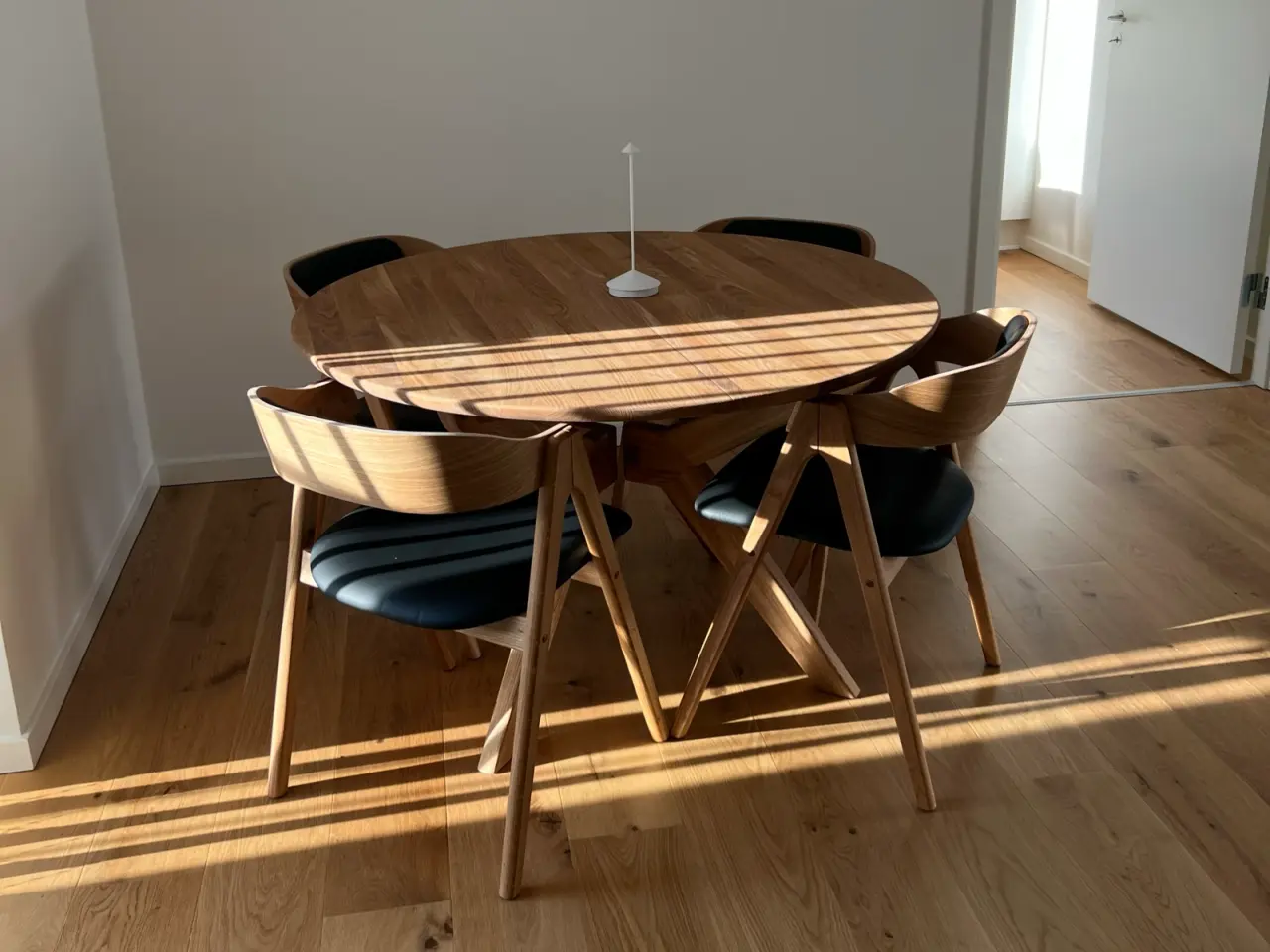 Billede 6 - Rundt spisebord + 8 stole + 2 plader. Dansk Design