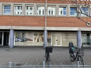 Synligt butikslokale med mange anvendelsesmuligheder i Herlev