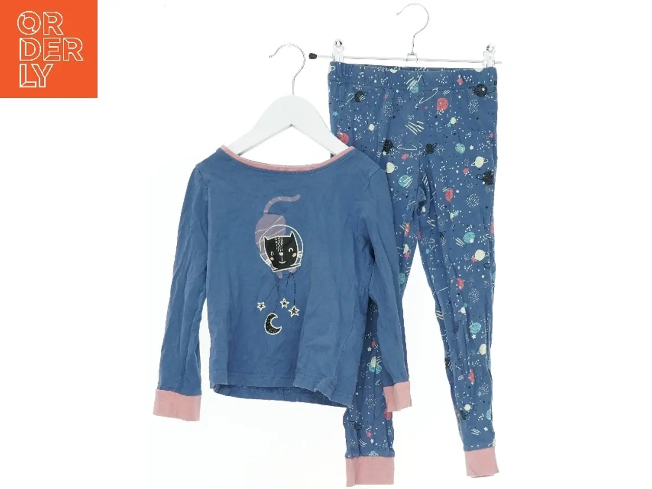 Billede 1 - Blå pyjamassæt med kattemotiv fra Poco Piano (str. 110)