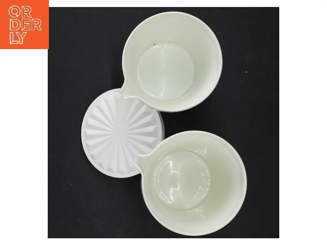 Billede 2 - Tupperware beholder og krus fra Tupperware (str. Ø. 10 cm. længde. 15 cm)