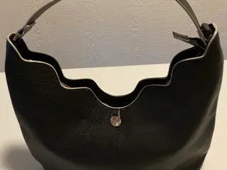 Ny Adax skuldertaske i sort læder. L 39 cm H 25 på