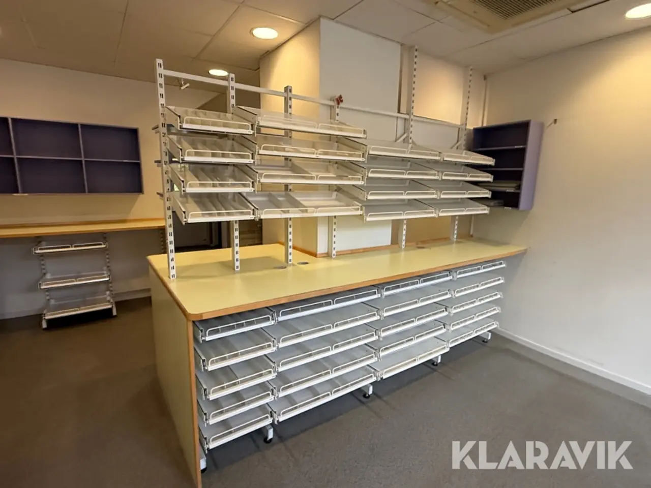 Billede 7 - Apoteksinventar med skuffesystemer, reoler og arbejdsborde