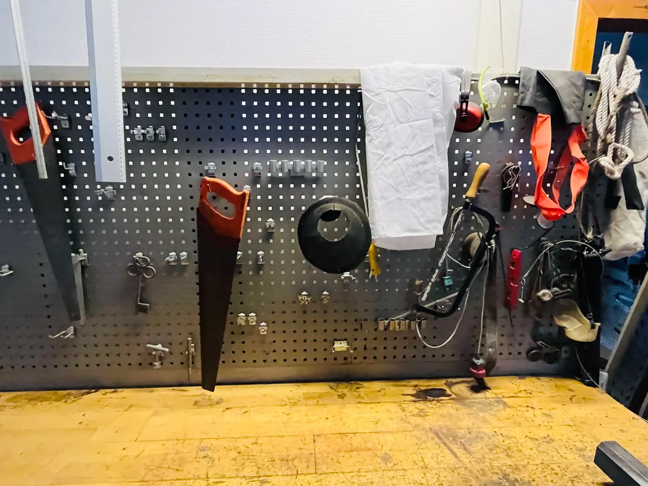 Billede 5 - Arbejdsbord m. bagplade + Indhold
