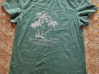 Grøn T-shirt i bomuld str S med print.Brugt 1 gang