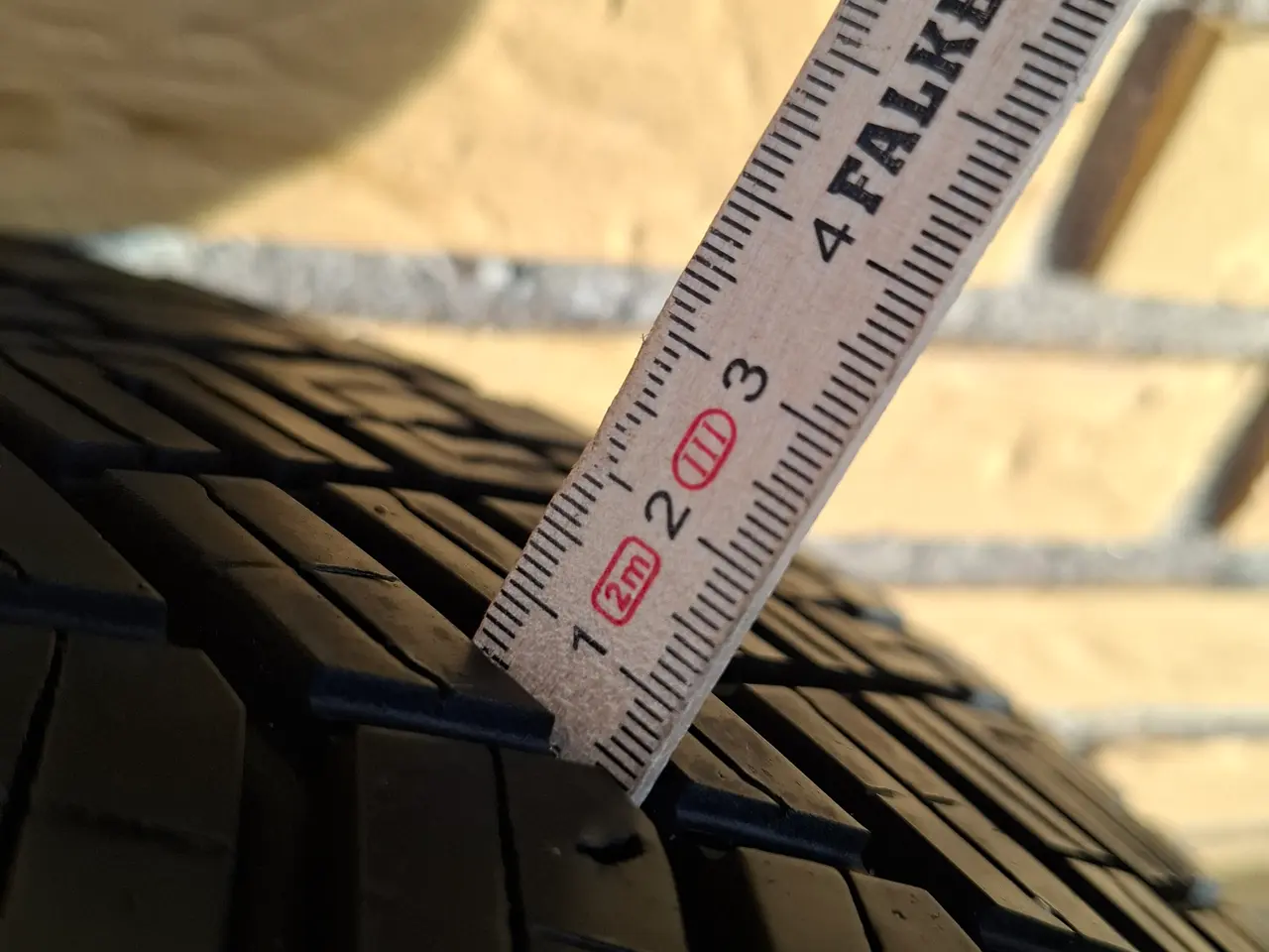 Billede 3 - Næsten nye Continental helårsdæk 215/60r17
