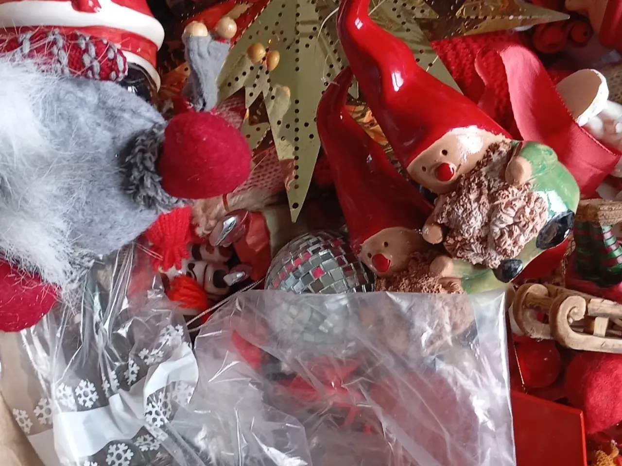 Billede 13 - Julepynt. En stor flyttekasse fyldt. Nyt og gammel