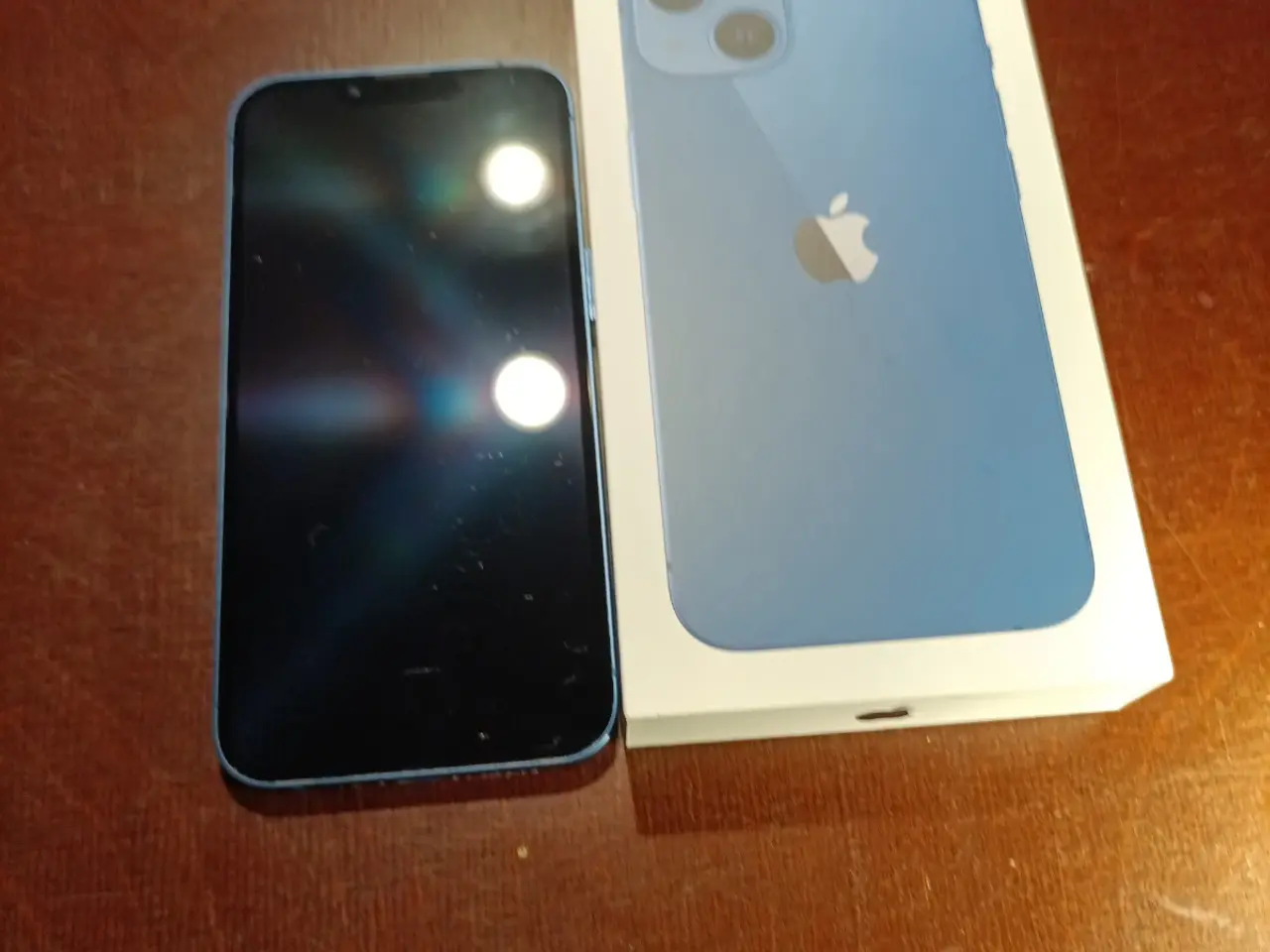 Billede 6 - Apple iPhone 13 med 128 GB i blå. Der følger blåt 