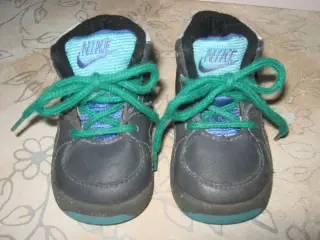 Nike og Bundgaard snøresko str. 18.5