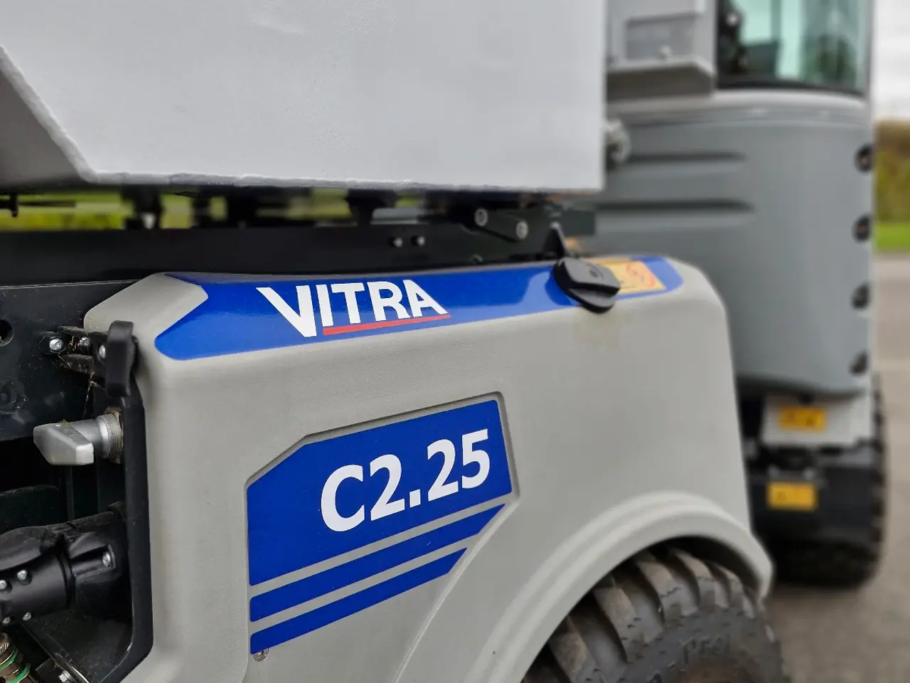 Billede 17 - VITRA C2.25 Redskabsbærer med feje/sug-anlæg