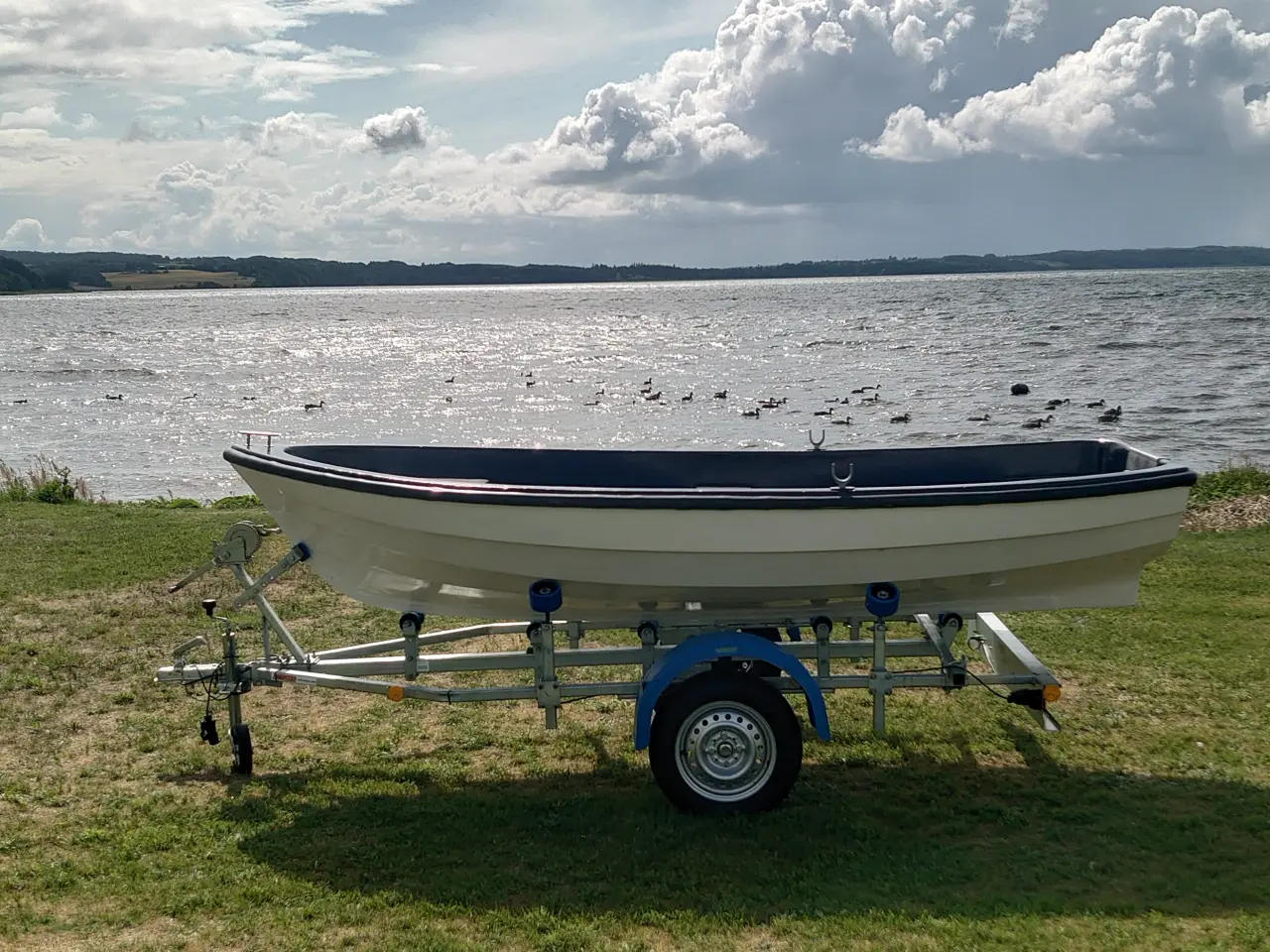 Billede 1 - Jolle med motor og trailer- synkefri