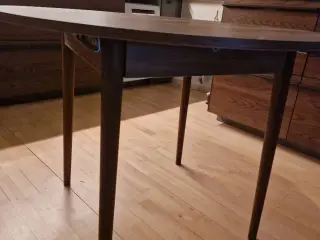 Spisebord med tillægsplade