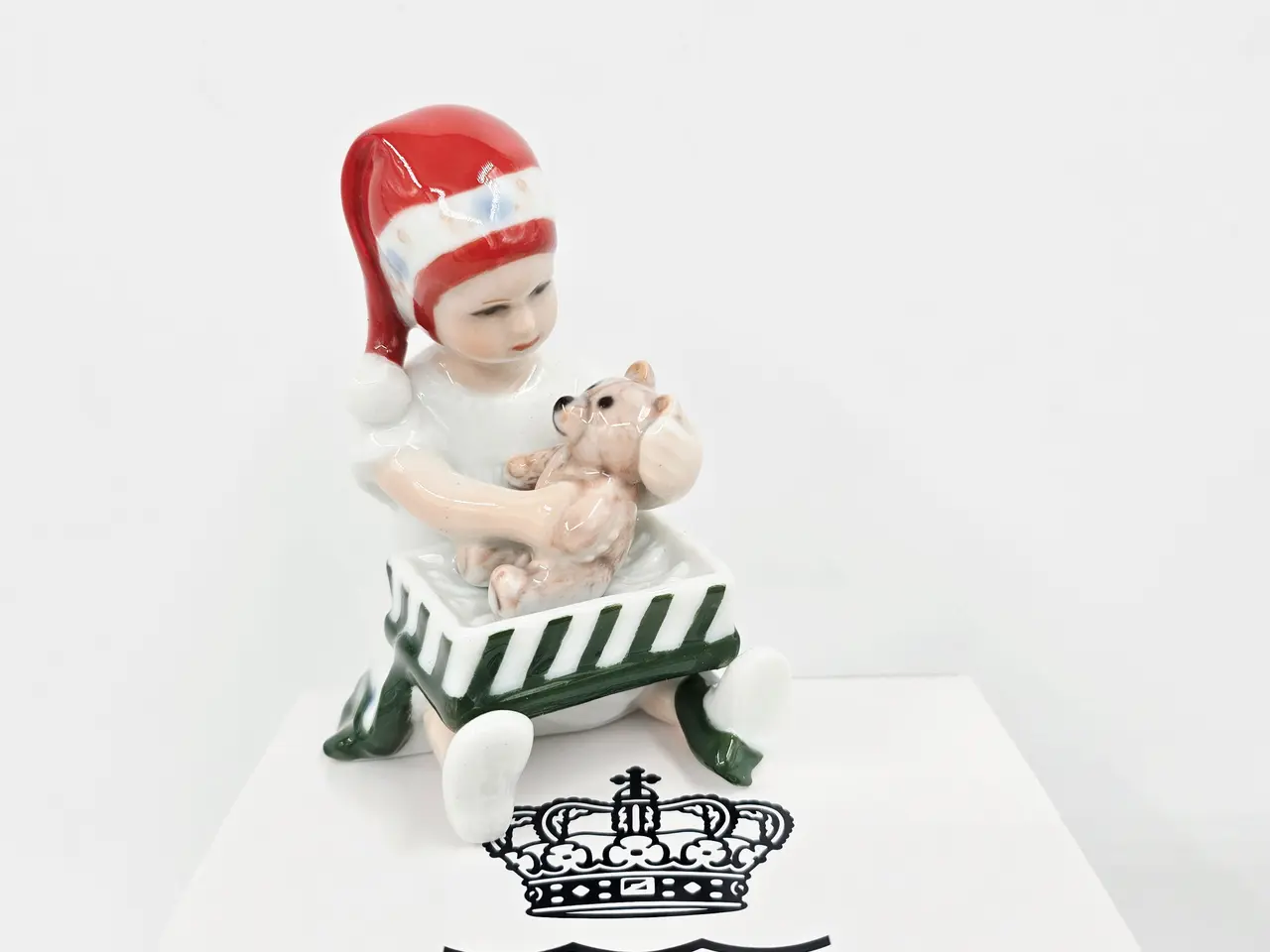 Billede 1 - Royal Copenhagen Figur Pige Åbner Julegave nr. 098. sortering 1