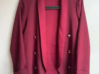 Bordeauxrød blazer fra Today